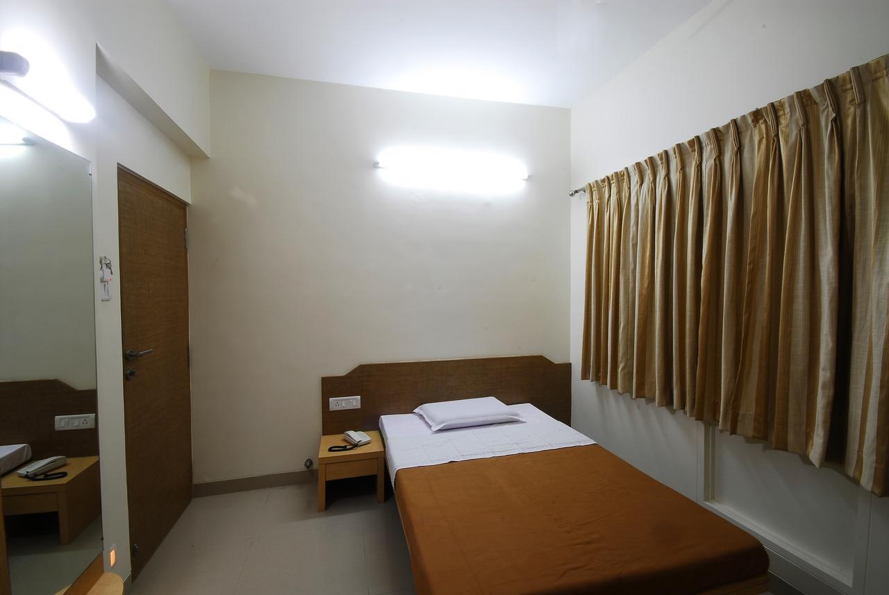 Hotel New Holiday Plaza Nashik Chambre photo