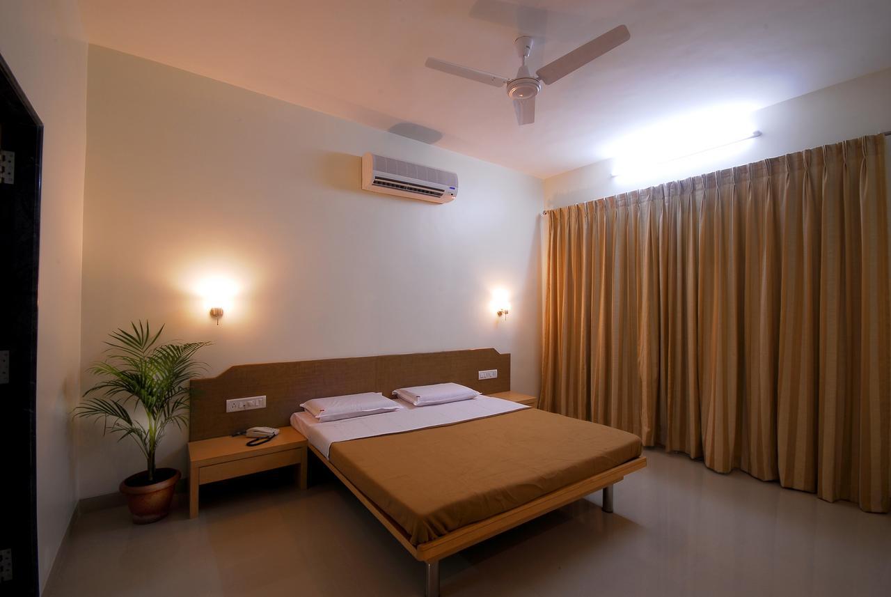 Hotel New Holiday Plaza Nashik Extérieur photo