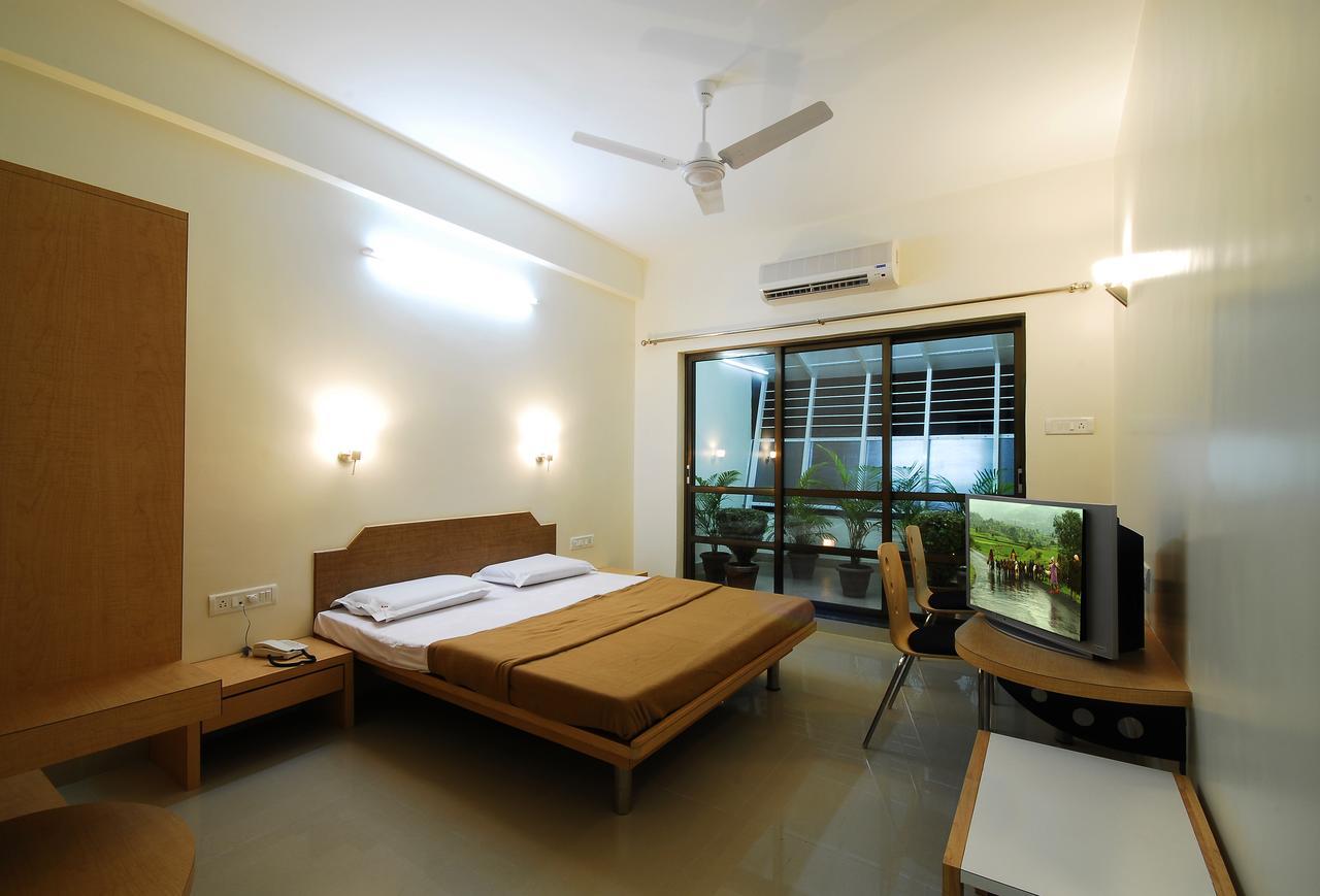 Hotel New Holiday Plaza Nashik Extérieur photo