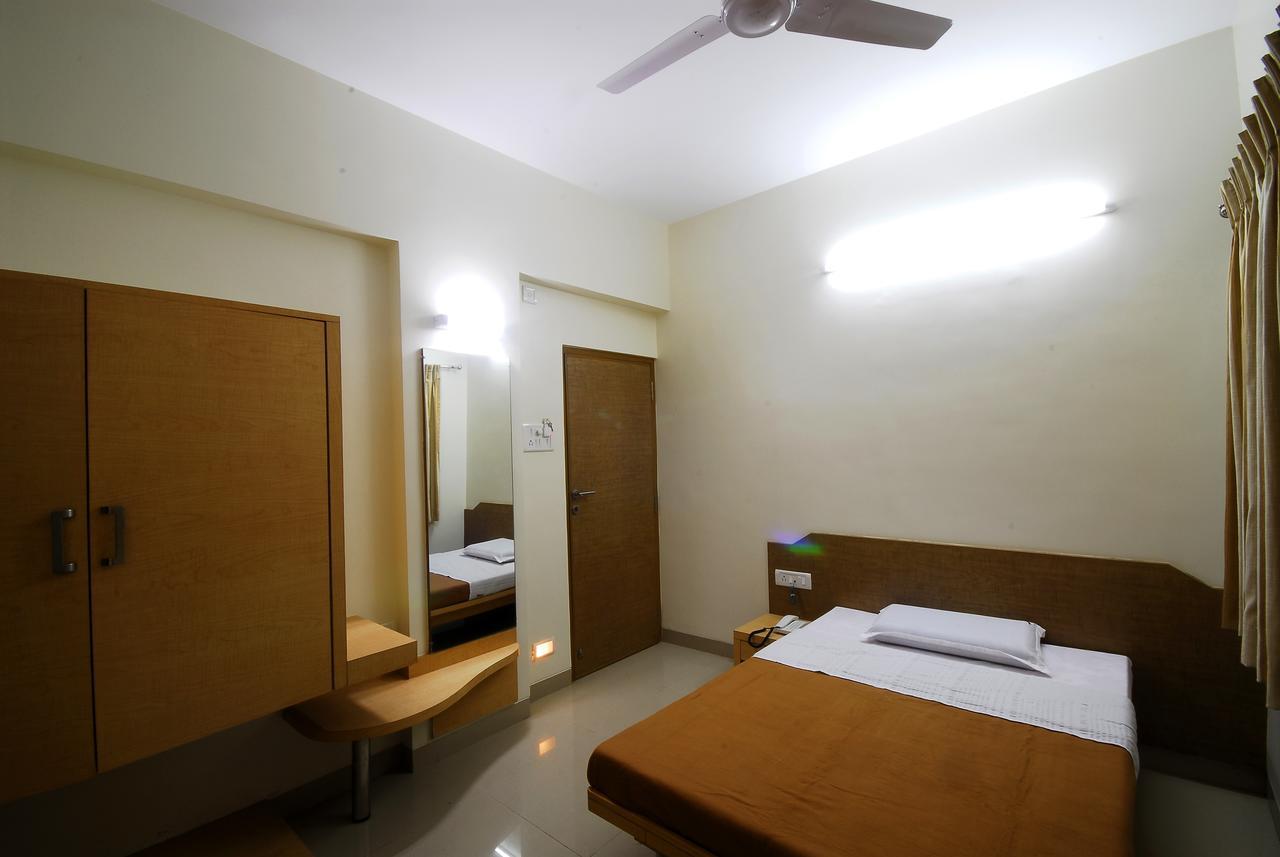 Hotel New Holiday Plaza Nashik Extérieur photo